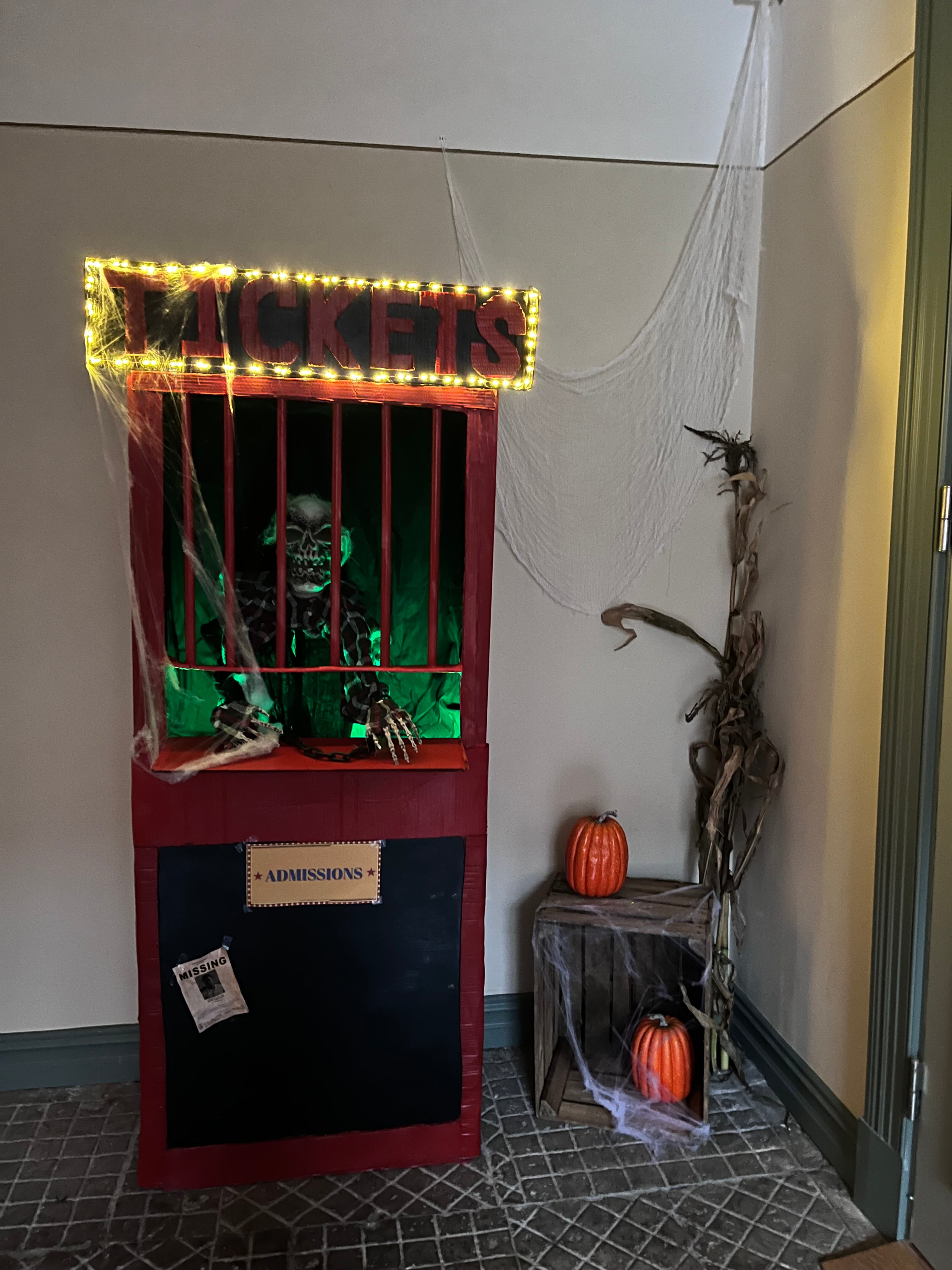 UTHYRNING: Ticket booth Halloween